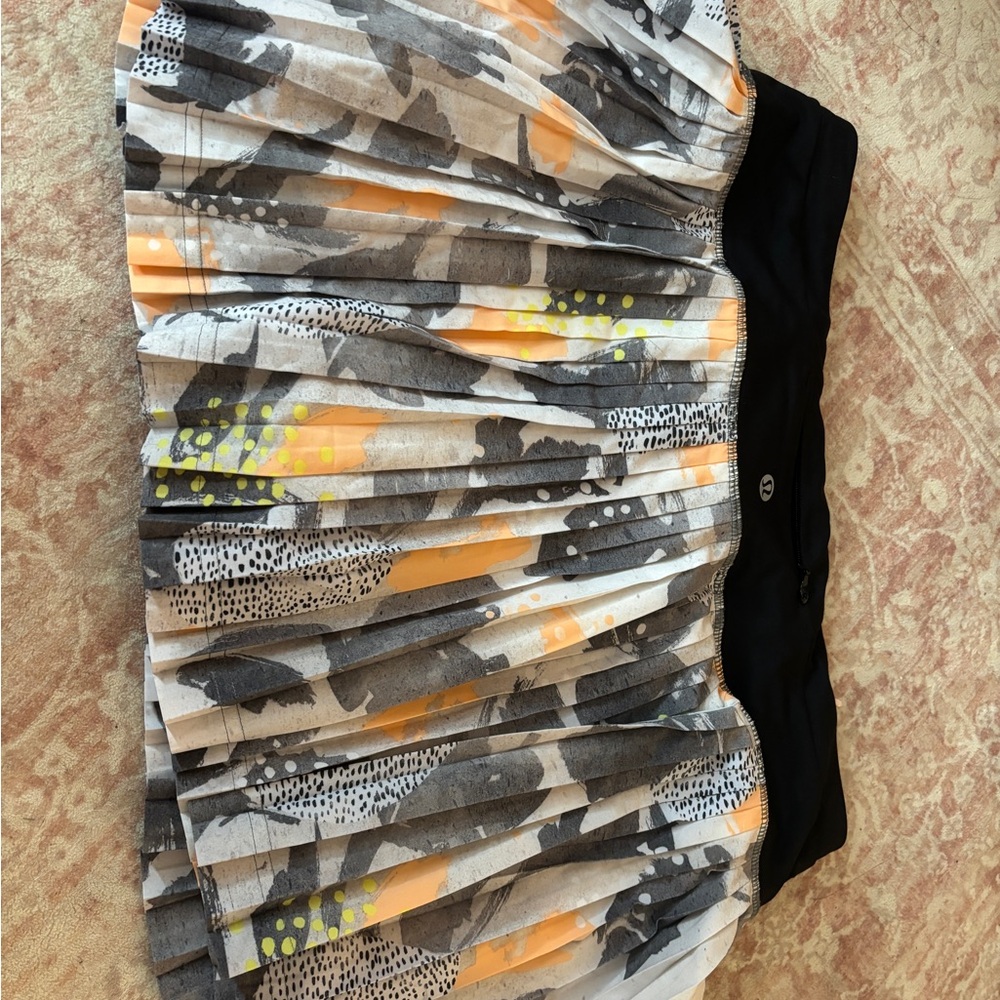 Rare lululemon skirt. Super cute style and pattern. Size 8.